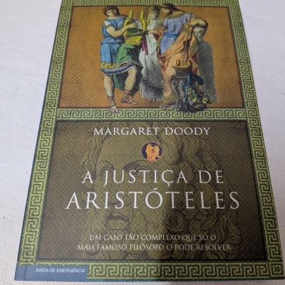 Capa de livro A Justiça de Aristóteles com ilustração e moldura ornamental