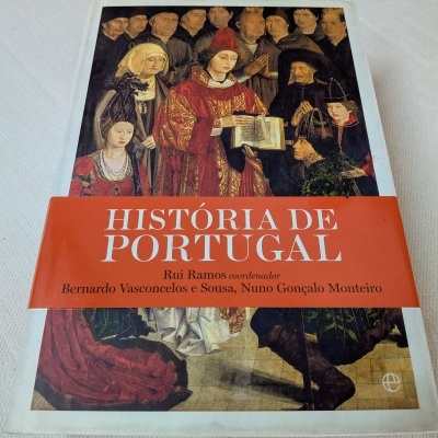 Livro capa dura História de Portugal com pintura histórica e faixa vermelha com texto