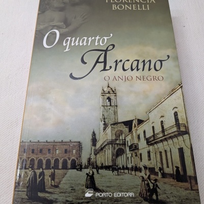 Capa de livro com imagem histórica e texto do título e autora