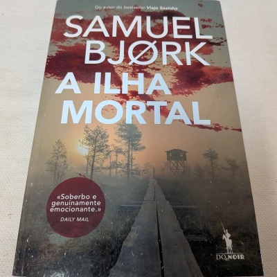 Capa de livro com paisagem e texto Samuel Bjørk A Ilha Mortal