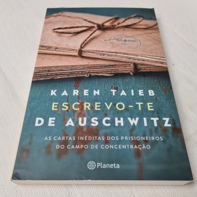 Capa de livro 'Escrevo-te de Auschwitz' de Karen Taieb com cartas amarradas