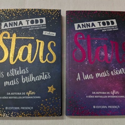 Duas capas de livros Stars de Anna Todd, uma em preto com letras douradas e outra em roxo com letras rosa.