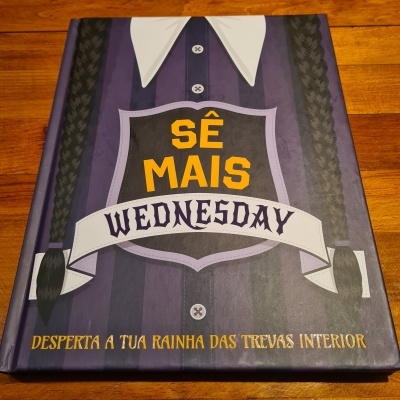 Capa de livro com tema camisa roxa e texto 'SÊ MAIS WEDNESDAY'