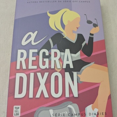 Capa de livro A Regra Dixon de Elle Kennedy com ilustração de jovem loira em fato de treino a segurar óculos