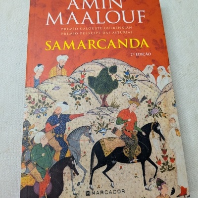Capa de livro Samarcanda de Amin Maalouf com ilustração histórica e fundo vermelho