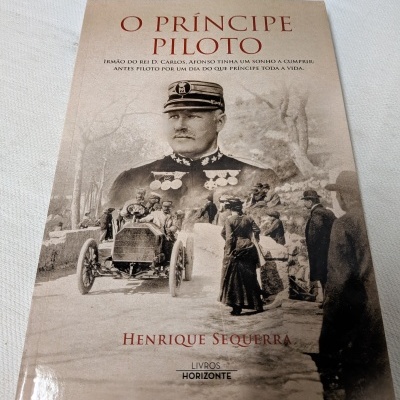 Capa de livro O PRÍNCIPE PILOTO com foto antiga de militar e carruagem antiga