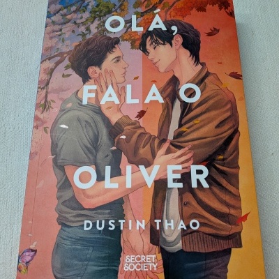 Capa de livro ilustrada com dois rapazes a olhar um para o outro e texto OLÁ, FALA Ó OLIVER