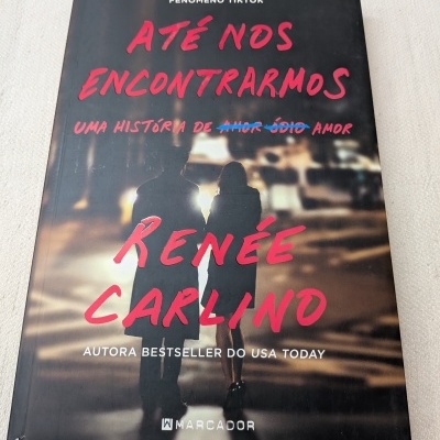 Capa do livro ATÉ NOS ENCONTRARMOS por Renée Carlino com imagem de casal.