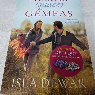 Capa de livro ALMAS (quase) GÉMEAS de Isla Dewar com casal num campo e selo oferta de leque.