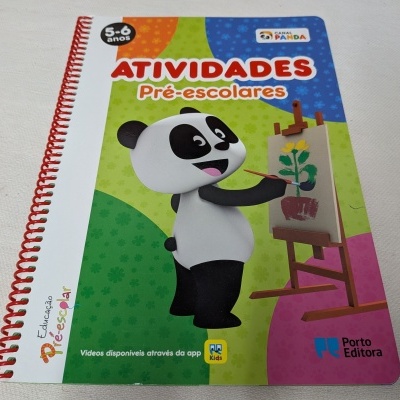 Capa de livro de actividades pré-escolares com panda a pintar
