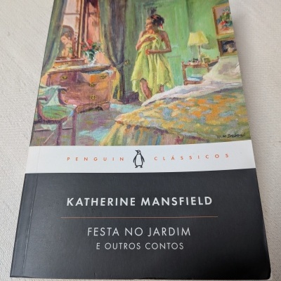 Livro Festa no Jardim e Outros Contos de Katherine Mansfield com capa ilustrada de um quarto e mulher