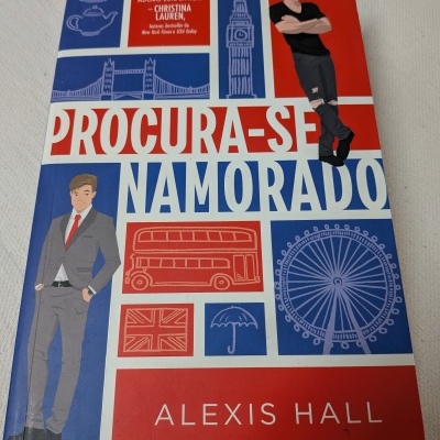 Capa de livro com várias ilustrações e texto Procura-se Namorado de Alexis Hall
