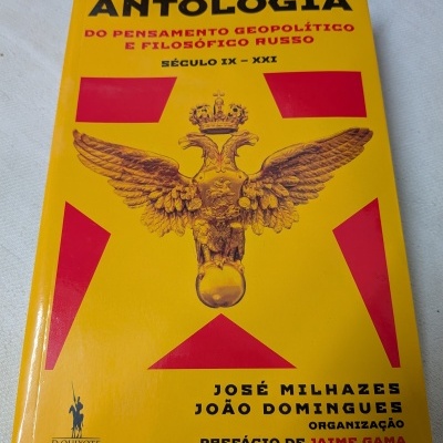 Capa de livro amarela com texto preto e vermelho e imagem de águia dourada com coroa