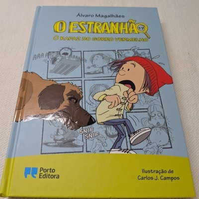 Capa de livro infantil O ESTRANHÃO 17 com menino de gorro vermelho e cão castanho.