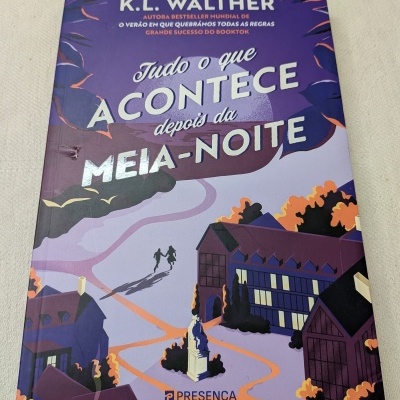 Capa do livro Tudo o que acontece depois da meia-noite de K.L. Walther com ilustração de edifícios e estátua