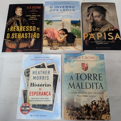 Cinco livros históricos e de ficção histórica sobre uma superfície branca