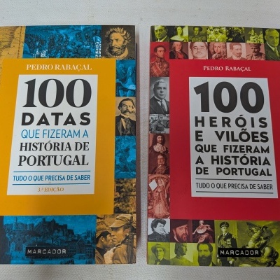 Dois livros de capa dura com capas em amarelo e vermelho, títulos em preto e branco e bordas com imagens históricas.