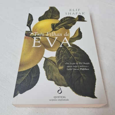 Capa do livro Três Filhas de Eva com ilustração de folhas e frutas amarelas