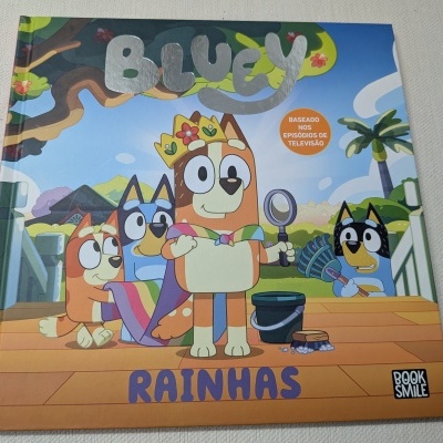 Capa de livro infantil com personagens caninos e texto em português.