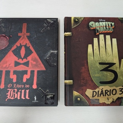 Capas de livros O Livro do Bill e Gravity Falls Diário 3 sobre uma superfície branca