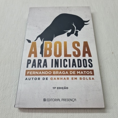 Capa do livro 'A Bolsa Para Iniciados' com touro preto e texto em castanho, preto e laranja.