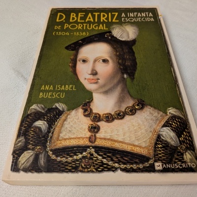 Capa de livro com retrato e texto sobre D. Beatriz de Portugal