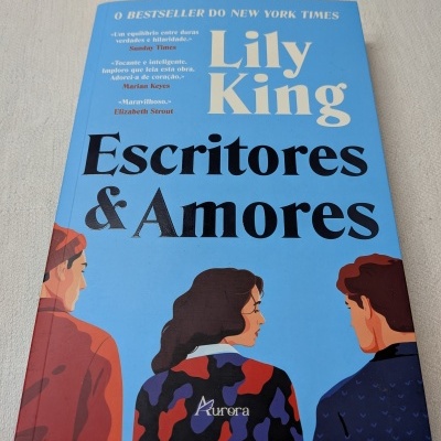 Livro azul Escritores & Amores de Lily King com ilustração de três pessoas