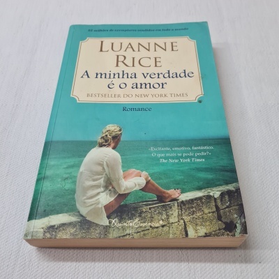 Livro 'A minha verdade é o amor' de Luanne Rice com imagem de mulher à beira da água