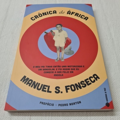 Capa do livro Crónica de África com círculos coloridos e fotografia de homem