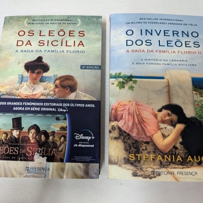 Dois livros com capas coloridas, temas históricos, textos em português, sobre a família Florio.