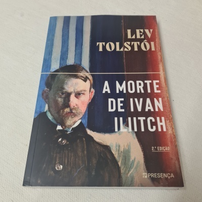Livro 'A Morte de Ivan Ilitch' de Lev Tolstói com ilustração de homem e fundo colorido