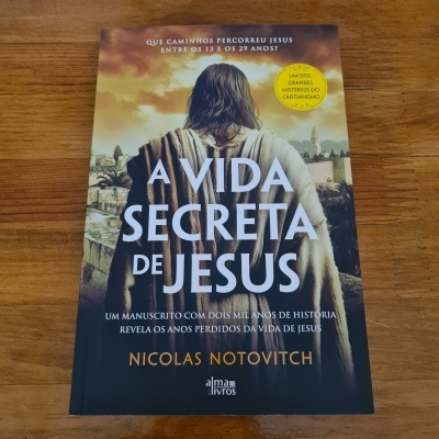Capa do livro 'A VIDA SECRETA DE JESUS' com figura de costas e paisagem antiga ao fundo