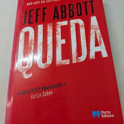 Capa do livro QUEDA de Jeff Abbott com fundo vermelho e texto em branco e preto.