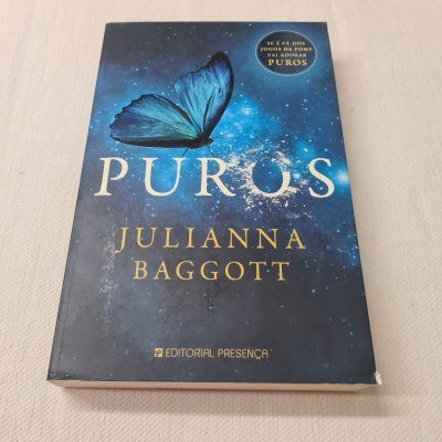 Livro 'Puros' de Julianna Baggott com capa azul e borboleta azul