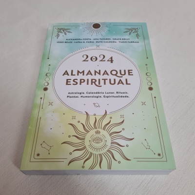 Capa de livro '2024 Almanaque Espiritual' com símbolos espirituais e tons verdes e bege