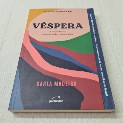 Livro VÉSPERA com capa colorida e texto de autor e editora