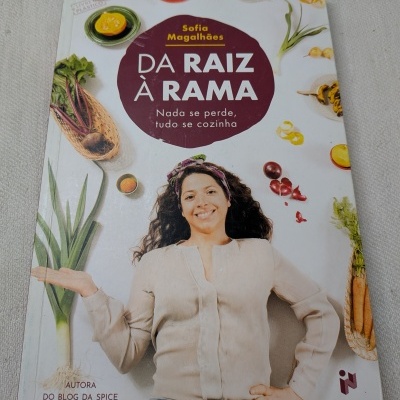 Capa do livro Da Raiz à Rama com mulher sorridente e vegetais