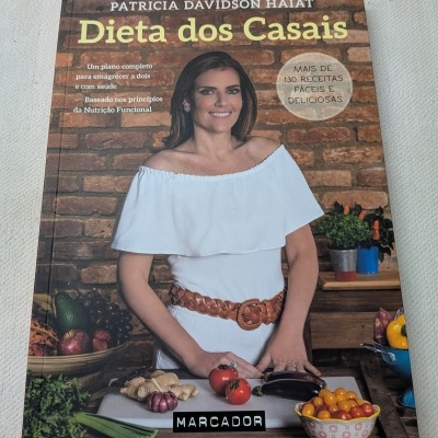 Capa do livro Dieta dos Casais com foto de mulher e legumes frescos
