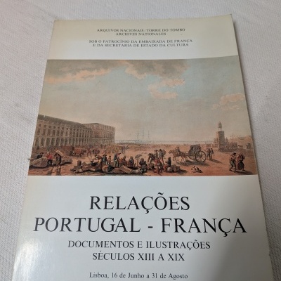 Capa de catálogo branco com ilustração histórica e texto sobre relações Portugal-França.