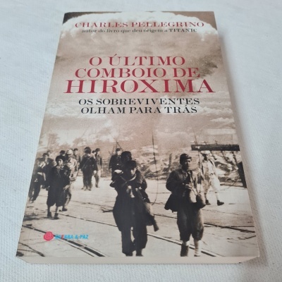 Capa de livro com foto histórica em preto e branco e texto em vermelho e preto