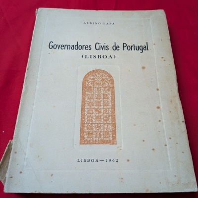 Livro Governadores Civis de Portugal de 1962 sobre superfície vermelha