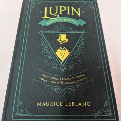 Livro capa dura verde escura com título Lupin e figura masculina amarela
