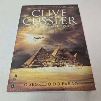 Capa de livro com pirâmides e avião