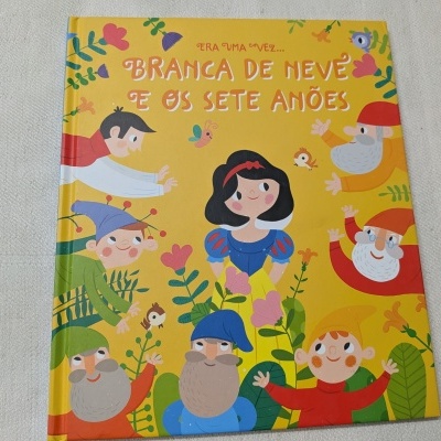Capa de livro infantil Branca de Neve e os sete anões