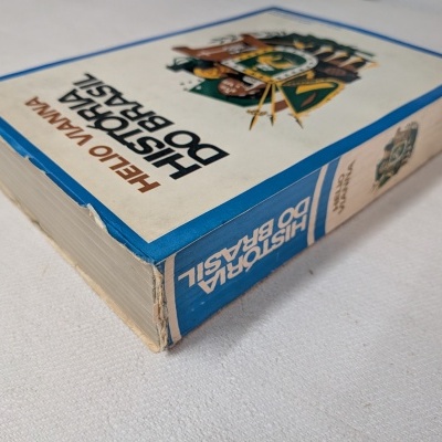Livro História do Brasil de Helio Vianna com capa branca e azul, em superfície texturada.
