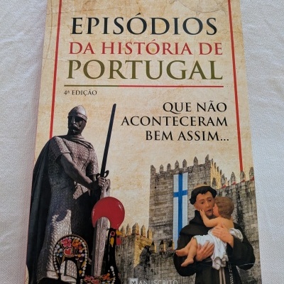Capa de livro história de Portugal com estátua medieval e figura religiosa