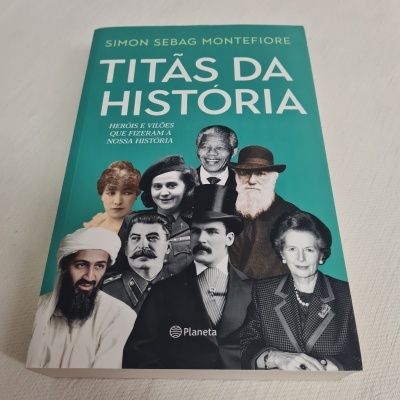 Capa do livro 'Titãs da História' com fotos de figuras históricas e fundo verde azul