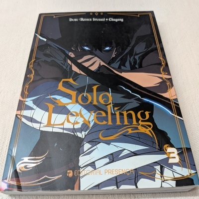 Capa de livro Solo Leveling volume 3 com ilustração a cores e texto amarelo e branco