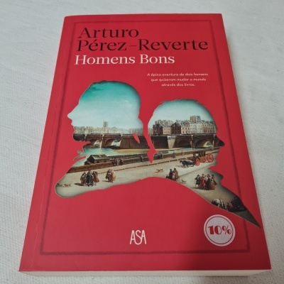 Livro vermelho 'Homens Bons' de Arturo Pérez-Reverte com ilustrações urbanas nas silhuetas na capa.
