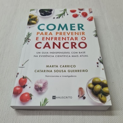 Livro sobre alimentação para prevenção e enfrentamento do cancro com imagens de alimentos na capa